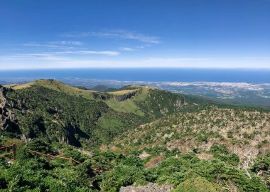 Hallasan yanardağının manzarası. Jeju Adası, Güney Kore