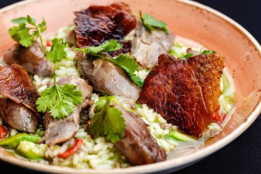 Fırında ördek bir tabak pilav ile servis