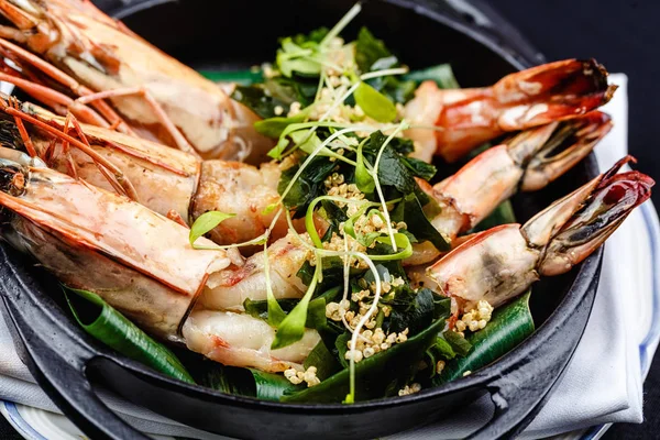 Koninklijke garnalen, geserveerd met kruiden en quinoa — Stockfoto
