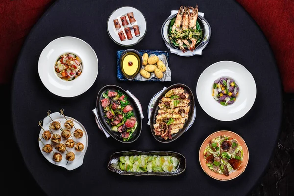 Pan-Asya yemekleri masada yelpazesi