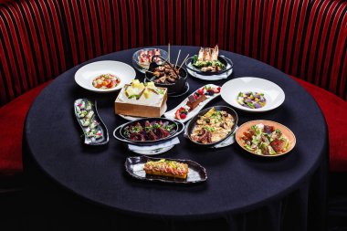 Pan-Asya yemekleri masada yelpazesi