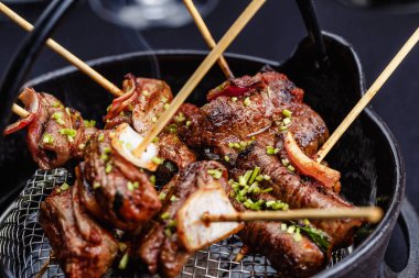 Bir mangal şiş smoks et