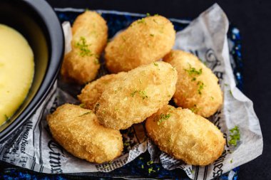 Kızarmış mozzarella peynirli çubuk