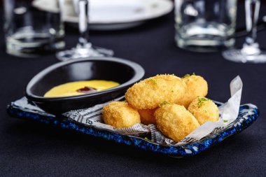 Kızarmış mozzarella peynirli çubuk