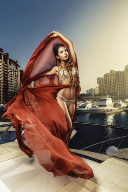 Teknede poz güzel Akdeniz kadınlar