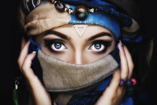 Genç güzel kadın portresi kapatın. Mükemmel makyaj. Mükemmel cilt.