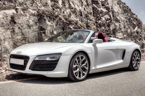 Audi R8 kayalık dağ içinde