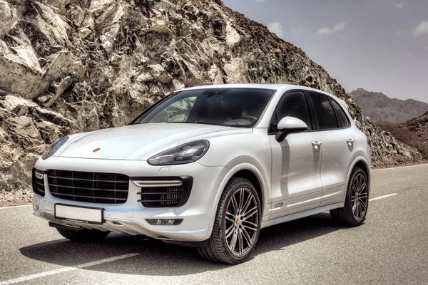 Porsche cayenne GTS in the rocky mountains — Stock Photo, Image