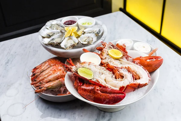 Taze deniz ürünleri tabağı ıstakoz, midye ve istiridye