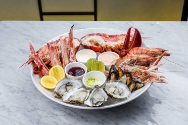 Taze deniz ürünleri tabağı ıstakoz, midye ve istiridye