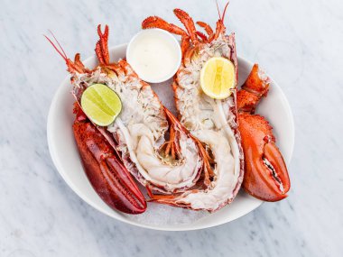 Sos ve kireç ile taze ıstakoz