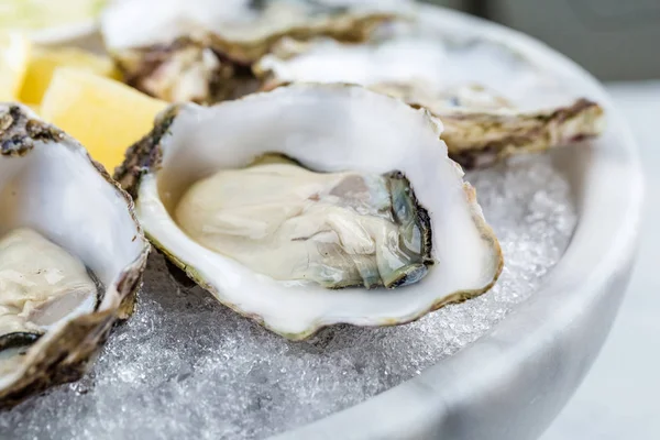 Taze istiridye tabağı sos ve limon ile