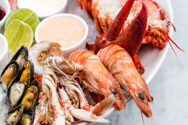 Fresh seafood platter with lobster, mussels and oysters — Stock Photo, Image