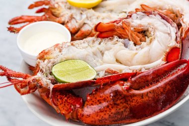 Sos ve kireç ile taze ıstakoz