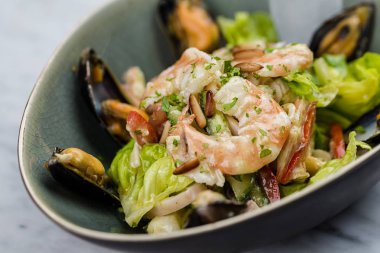 Karides, kalamar ve midye ile deniz ürünleri salatası