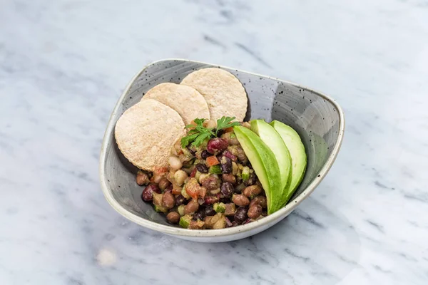 Salada de legumes com biscoitos e abacate — Fotografia de Stock