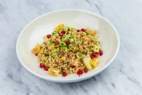 Salada de quinoa com romã em prato branco — Fotografia de Stock