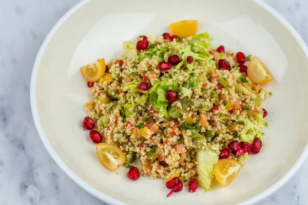 Salada de quinoa com romã em prato branco — Fotografia de Stock