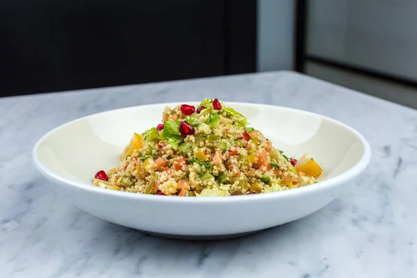 Quinoa salata nar beyaz plaka ile