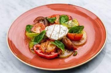 Caprese salatası Fesleğenli domates ve mozzarella peyniri dilimleri