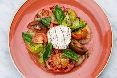 Caprese salatası Fesleğenli domates ve mozzarella peyniri dilimleri
