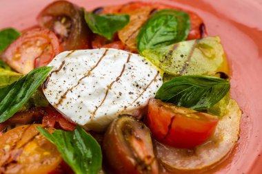 Caprese salatası Fesleğenli domates ve mozzarella peyniri dilimleri