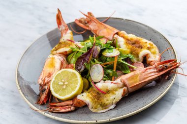 Yeşil salata ile kızarmış royal prowns.