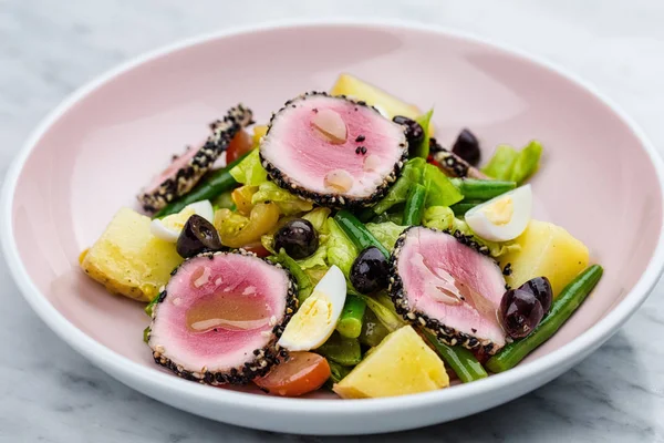 Carne crua e fresca de atum com sésamo e salada de legumes frescos — Fotografia de Stock