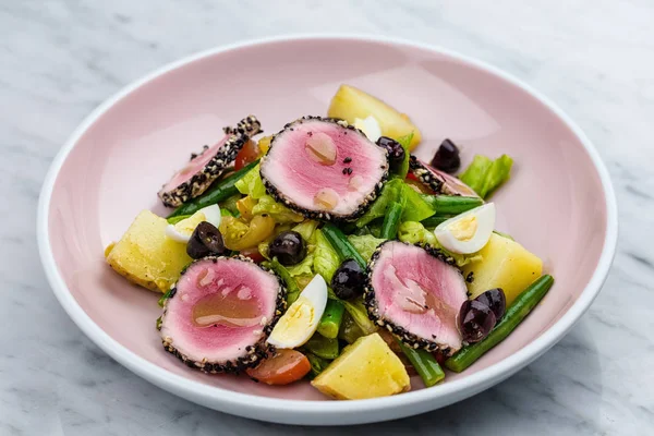 Susam ve taze sebze salata ile ham ve taze orkinos et