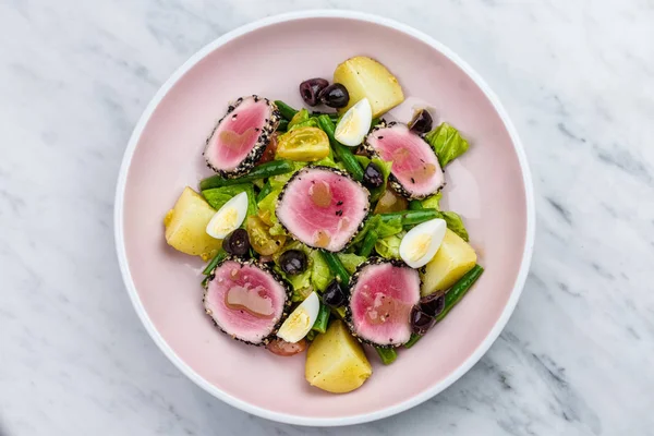Carne crua e fresca de atum com sésamo e salada de legumes frescos — Fotografia de Stock