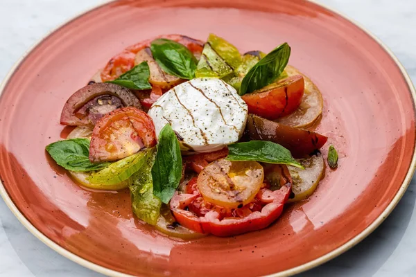 Caprese salada de tomate e mussarela fatias com manjericão — Fotografia de Stock