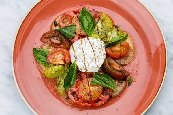 Caprese salada de tomate e mussarela fatias com manjericão — Fotografia de Stock