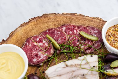 Soğuk et tabağı ile proscius Beyaz ahşap masa üzerinde füme.