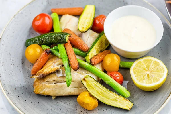 Izgara balık ve sebze sos ile