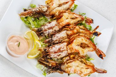 Izgara kaplan karides hizmet ile yaprakları ve limon