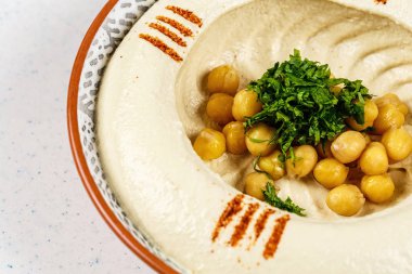 Arapça gıda humus geleneksel bir kasede maydanoz ile.