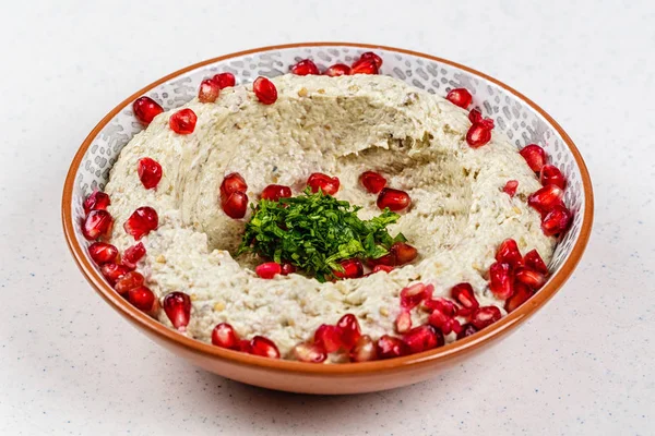 Comida árabe Hummus com romã — Fotografia de Stock