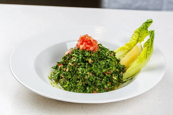 Salada tradicional árabe Tabbouleh — Fotografia de Stock