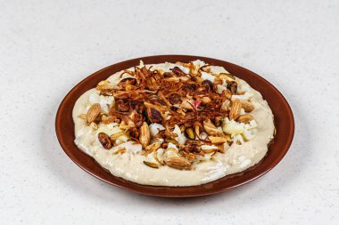 Humus zeytin yağı ve fındık ile