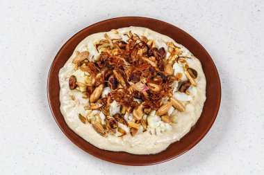 Humus zeytin yağı ve fındık ile