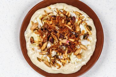 Humus zeytin yağı ve fındık ile