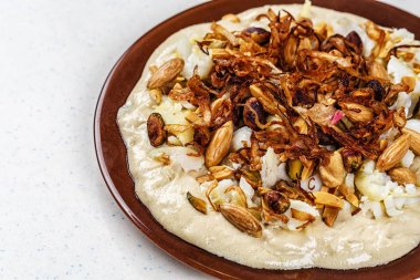 Humus zeytin yağı ve fındık ile