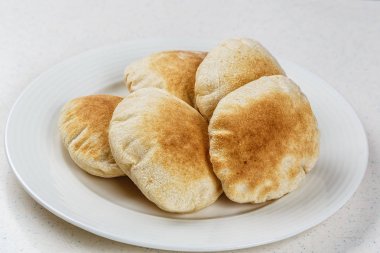 Fırından yeni çıkmış Arapça ekmek batbout