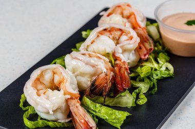 siyah barut üzerinde pişmiş karides