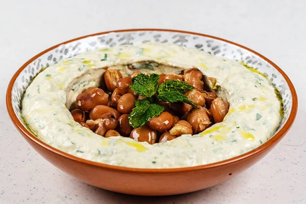 Comida árabe Hummus com salsa em uma tigela tradicional . — Fotografia de Stock