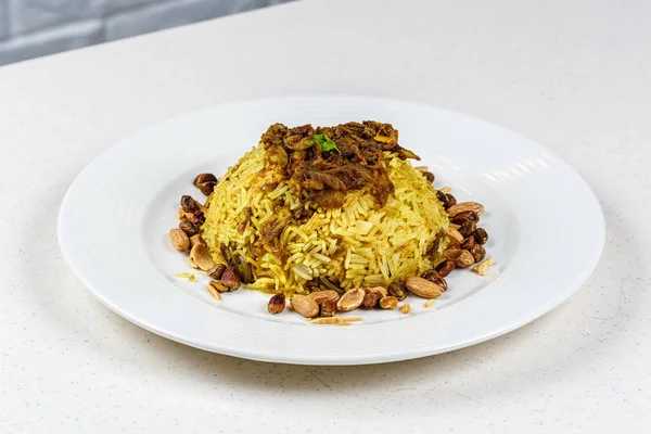 Geleneksel Orta Doğu balık ve kızarmış çam fıstığı ile kızarmış pilav yemek