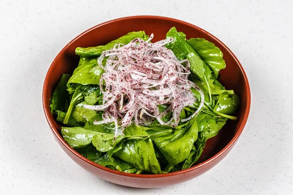 Salada de jardim saudável fresca em prato marrom — Fotografia de Stock