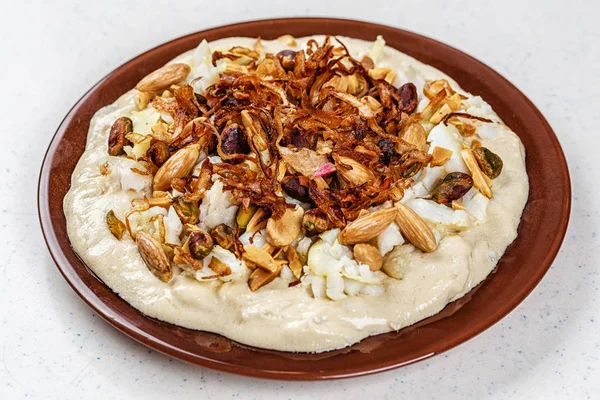 Humus zeytin yağı ve fındık ile