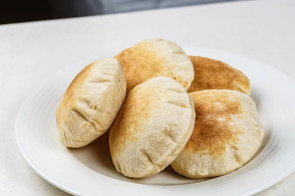 Fırından yeni çıkmış Arapça ekmek batbout