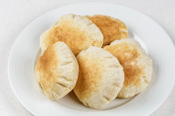 Fırından yeni çıkmış Arapça ekmek batbout